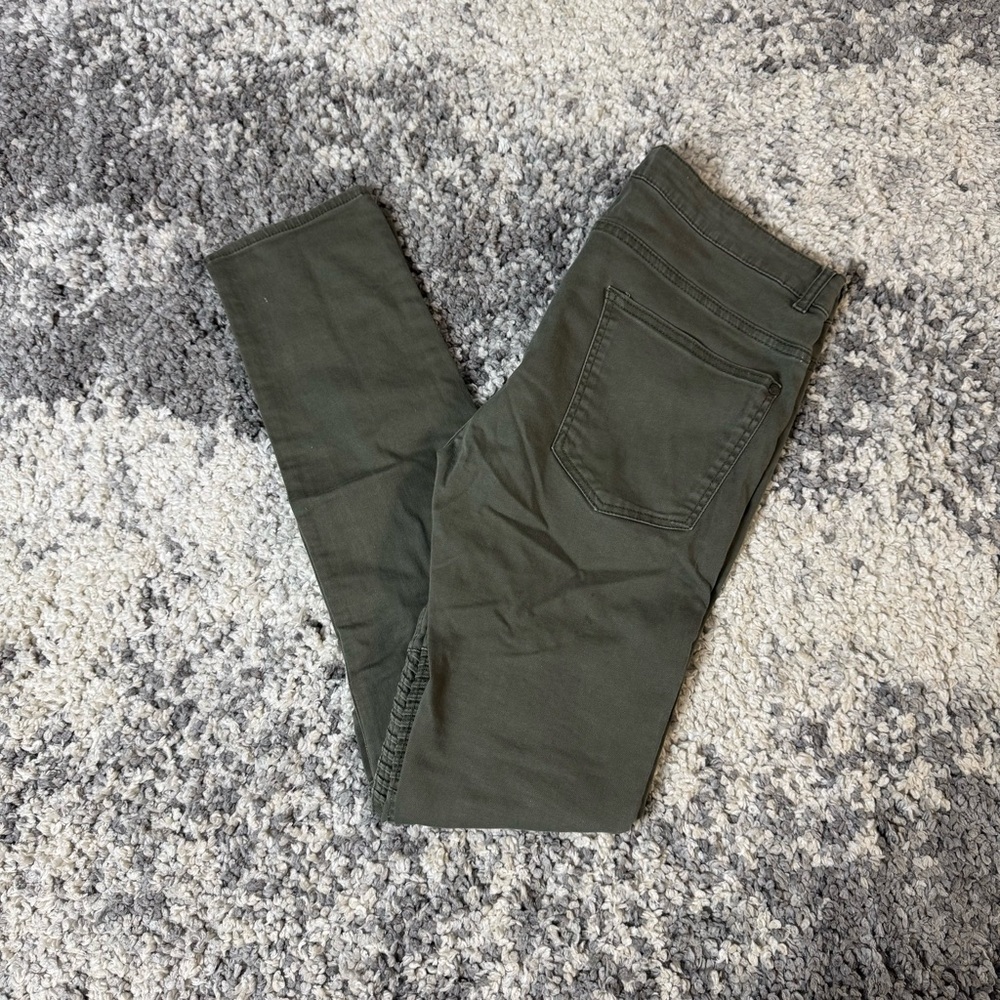 Divided by H&M, Men’s Skinny Fit Distressed Denim Jean Pants in Olive Green